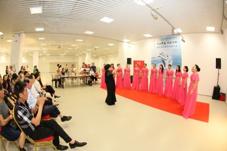 罗马尼亚华人女子合唱团演唱我和我的祖国等歌曲