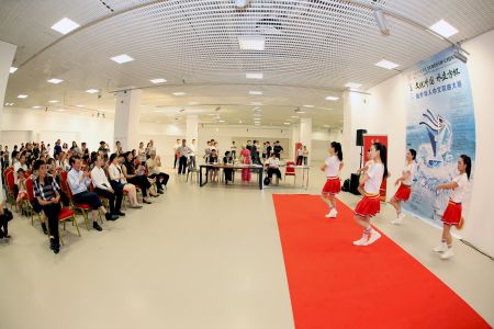 东方女子健身队表演舞蹈节目