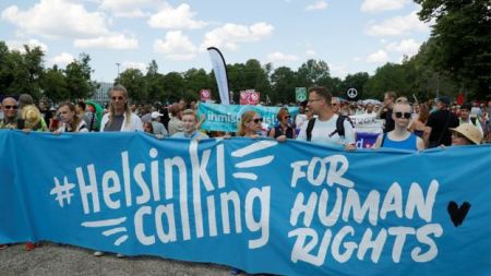 图片：REUTERSImage caption 峰会开始前，芬兰示威者呼吁特朗普与普京讨论人权议题。