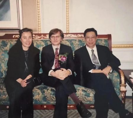 　　2003年赵凤娴博士(左一)与利普金教授(中)、钟南山院士(右一)合影。来源：美投客(ID: Vesta-wealth)