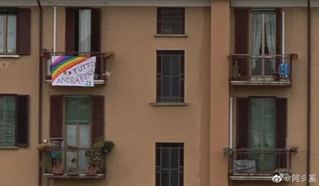 　意大利一户人家窗台上挂了一幅画，上面写着：一切都会好起来的！(微博网友@阿彡奚 供图)