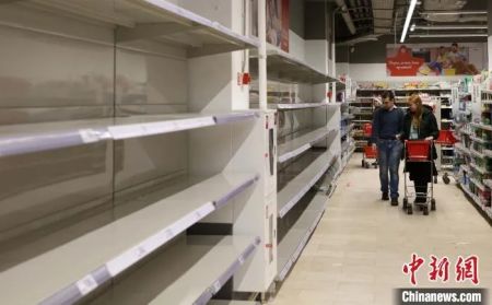 　　当地时间3月16日，莫斯科“阿尚”超市里，上述部分商品已经被拿空。　王修君 摄