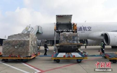 　　资料图：2月5日，工作人员将华侨华企捐赠的物资从飞机上卸下。中新社记者 李晨韵 摄