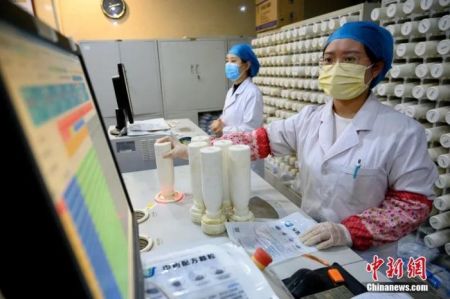 　　3月24日，山西省太原市，医务人员使用机器调配中医药剂。这些药品经装箱后将发往海外，助力侨胞抗击疫情。中新社记者 韦亮 摄