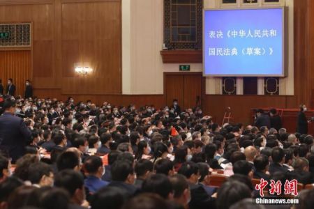 　　5月28日，第十三届全国人民代表大会第三次会议在北京人民大会堂举行闭幕会。会议经表决，通过了《中华人民共和国民法典》。 中新社记者 盛佳鹏 摄