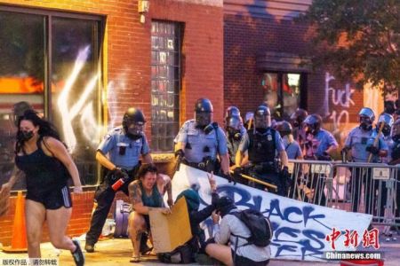 　　当地时间5月27日，美国明尼苏达州明尼阿波利斯市，警察向抗议者喷胡椒面。