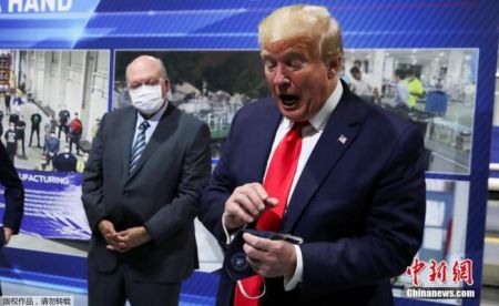 　　当地时间5月21日，美国总统特朗普在密歇根州福特工厂视察时被媒体拍到仍未佩戴口罩，但自称在镜头外曾戴口罩。