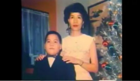 　　少年陈果仁与养母。图片来源：纪录片《谁杀了陈果仁》