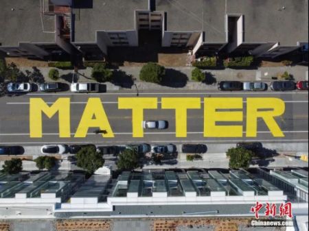 　　当地时间6月13日，美国旧金山市政厅附近的街面上，出现用黄油漆涂写的巨幅“Black Lives Matter”(黑人的命也是命)字样。 中新社记者 刘关关 摄