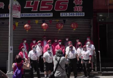 　　“守护天使”组织在纽约曼哈顿唐人街巡逻。(视频截图自纪录片《守护Chinatown》)