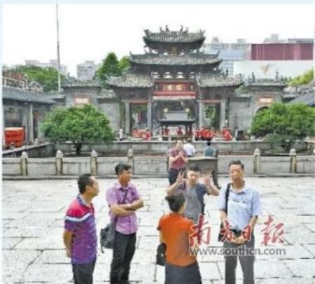 　　来自越南胡志明市的华人后裔到祖庙寻根。南方日报记者 戴嘉信 摄