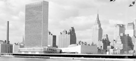 　　1955年10月24日，联合国总部和纽约曼哈顿中城天际线。图片来源：联合国官网。