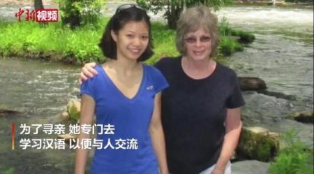 　　倪春美和美国妈妈。图片来源：中新网视频截图