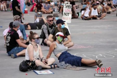 　　当地时间6月28日，示威者在加拿大多伦多市政厅广场再度举行集会，反对种族主义和歧视。中新社记者 余瑞冬 摄