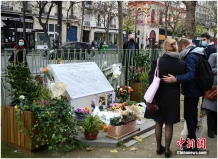 资料图：巴黎恐怖袭击五周年，民众在事发地悼念。
