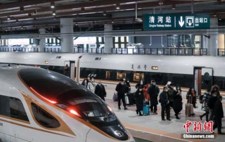 　2020年12月30日，京张高铁开通运营一周年。一年来共发送旅客680.6万人次。图为旅客在北京清河站有序出站。中新社记者 贾天勇 摄