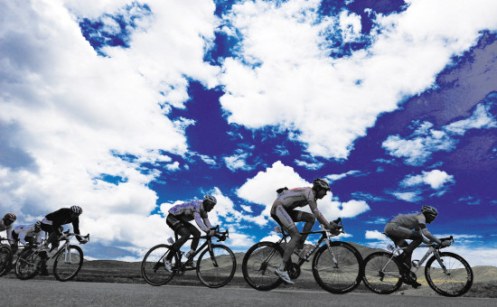 环青海湖的骑车者是青海湖的另一种风景