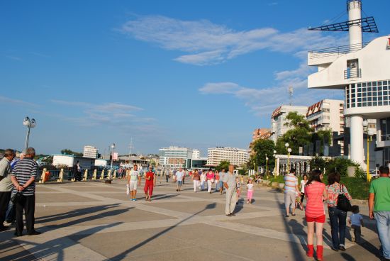 多瑙河三角洲码头之一的路边，游客在散步。图：旅罗华人报