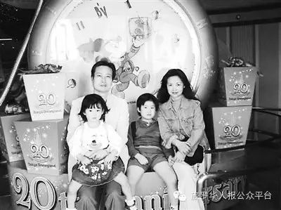 　　10年前，带孩子返回上海读书之前，欧阳乐耕一家在东京迪斯尼乐园留影。
