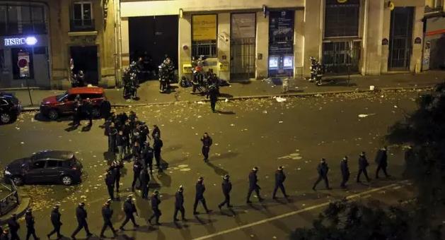 当地时间11月13日晚，巴黎多处遇袭，一音乐厅百人被劫持警方强攻法新社援引警方消息人士的话称，巴塔克兰音乐厅有80个人被杀。图为巴塔克兰音乐厅附近，警戒的警方。