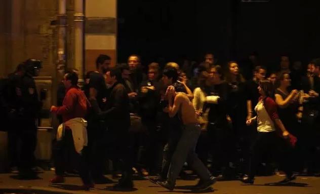 法国巴黎市中心当地时间13日晚间发生多起攻击案，多名枪手携带步枪和手榴弹发动攻击，一餐厅传枪响，报导指枪手以步枪扫射，造成多人死伤，地点就在一月发生血腥枪击案的《查理周报》办公室附近。