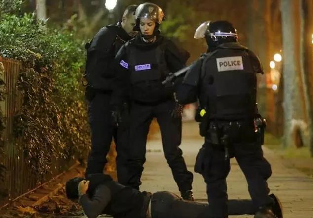 关于这多起攻击案是否是精心策画的恐怖攻击，法国副市长表示目前仍无法下定论，美国当局则称应是有计划的攻击。图为警方现场盘查一可疑男子身份。