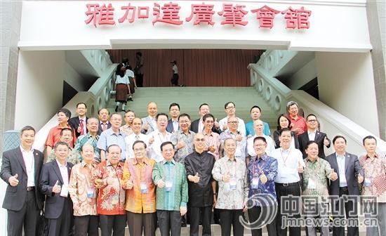 邓伟根率领参会的众多江门市企业家、海外嘉宾参观印尼广肇总会。