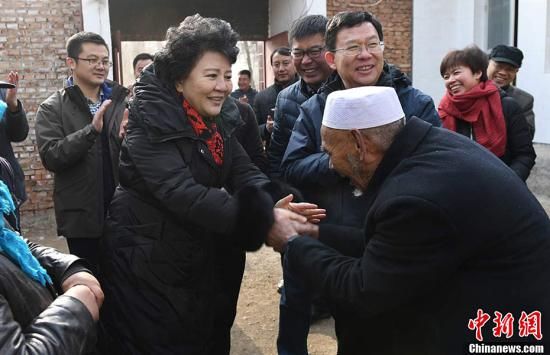 1月16日，裘援平一行在甘肃积石山居集镇、胡林家乡走访贫困村户。杨艳敏