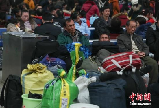 1月16日，武汉汉口火车站候车大厅里，等待进站上车的乘客进入了梦乡。中新社记者