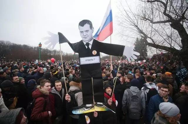 俄罗斯爆发示威游行抗议总理梅德韦杰夫