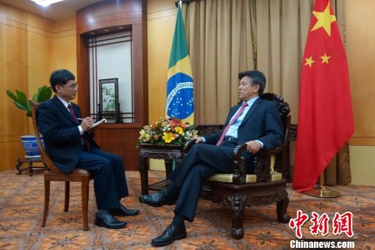 图为中国驻巴西大使李金章（右）接受中新网记者莫成雄采访。　王瀛　摄