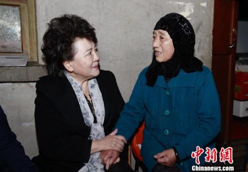11月3日，国务院侨务办公室主任裘援平(左)来到青海省黄南藏族自治州同仁县，看望慰问归国侨眷索菲亚。