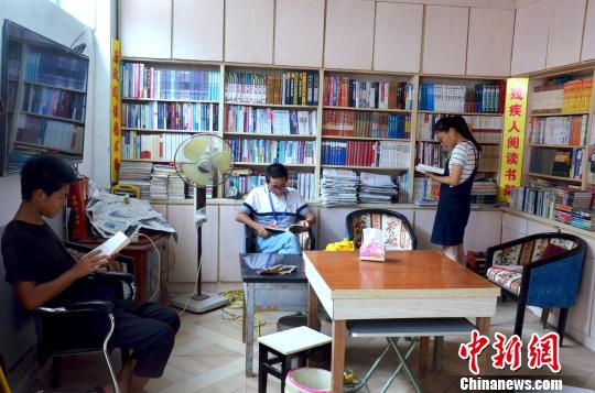 图为学生在农家图书馆内阅读。　叶清晖　摄