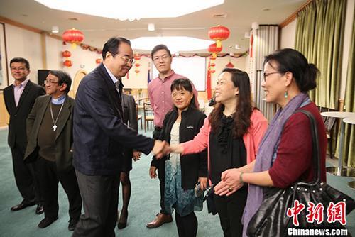11月28日，中国国务院侨务办公室党组书记、副主任许又声在惠灵顿与当地侨领座谈。