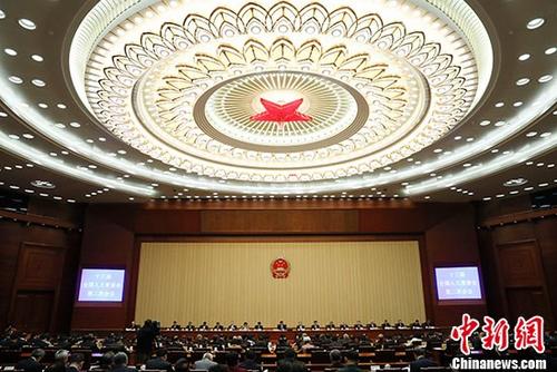 4月27日，十三届全国人大常委会第二次会议举行闭幕会。会议表决通过了人民陪审员法，表决通过了英雄烈士保护法，表决通过了国务院机构改革涉及法律规定的行政机关职责调整问题的决定，表决通过了设立上海金融法院的决定。