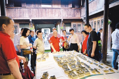 采风团成员参观富阳区东梓关村许家大院。