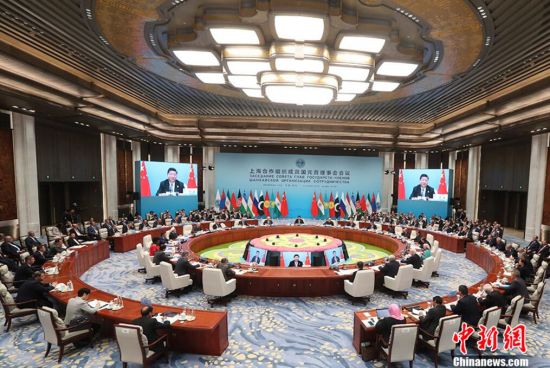 6月10日，上海合作组织成员国元首理事会第十八次会议在青岛国际会议中心举行。中国国家主席习近平主持会议并发表重要讲话。中新社记者