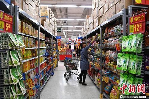　　资料图：超市内，民众在选购食品。中新社记者