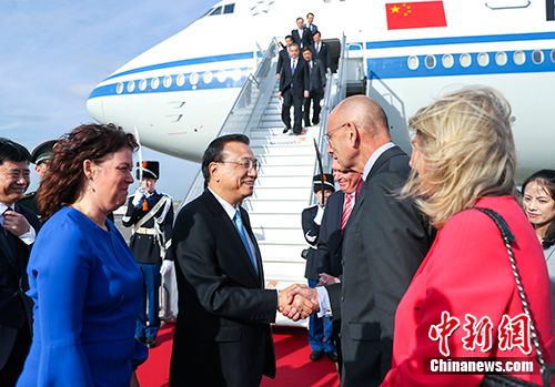 当地时间10月14日下午，应荷兰首相吕特邀请，中国国务院总理李克强乘专机抵达阿姆斯特丹史基浦机场，开始对荷兰进行正式访问。中新社记者