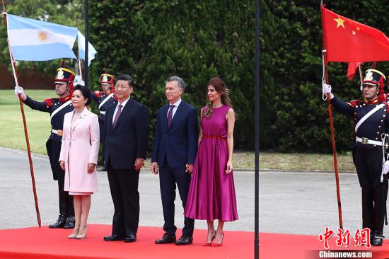 当地时间12月2日，中国国家主席习近平同阿根廷总统马克里在布宜诺斯艾利斯举行会谈。会谈前，马克里在总统官邸荣誉广场为习近平举行隆重欢迎仪式。中新社记者