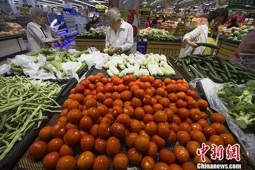 资料图：民众正在超市选购蔬菜。中新社记者
