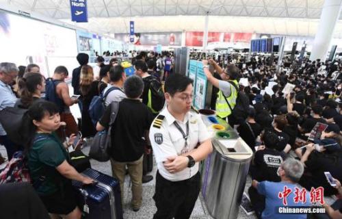 8月12日下午三时许，大批非法集结于香港国际机场的示威者拆走铁马，进入原先只限持机票旅客才可进入的离境大堂禁区前通道位置。受非法集结影响，大批登机旅客受阻，航班取消。