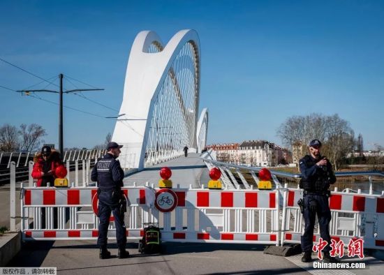 　　图为当地时间3月16日，德国警务人员在凯尔莱茵河的法国与德国边境守卫一座已经关闭的桥梁。