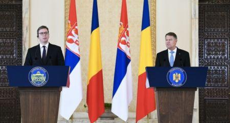 罗马尼亚总统克劳斯约翰尼斯(左二)与塞尔维亚总统亚历山大·维西奇举行记着招待会