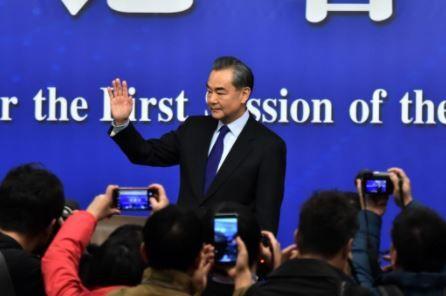 中国外交部部长王毅在8日召开的记者会上向中外记者问好。（人民网 翁奇羽 摄）