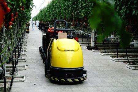 2017年4月25日，北京市大兴区庞各庄镇北曹村宏福智能温室的无人驾驶车正在按设定的路线运输番茄。人民日报记者贺勇摄