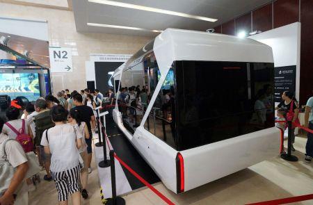 2017年7月1日，天津，世界智能大会观众开放日，观众在参观全自动驾驶智能网联通勤车外部车尾。 图片来源：李胜利/人民图片